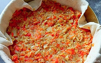 Попробуйте капусту на готовность. Добавьте специи по вкусу и выложите начинку в форму.