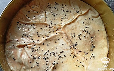 Закройте пирог бортами, залепив оставшееся пространство тестом. Смажьте сверху яйцом для золотистого цвета и корочки. Посыпьте, по желанию, кунжутом.