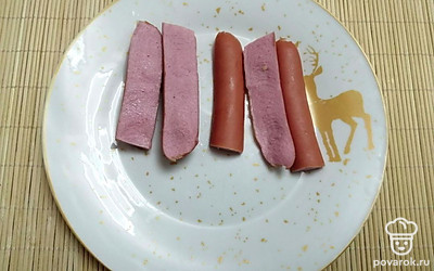 Сосиски разрежьте на четыре части.