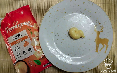 Приготовьте кляр. В выложите 2 чайных ложки сырного соуса.