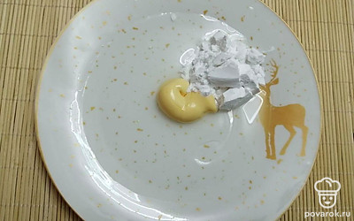 Добавьте 1 столовую ложку картофельного крахмала и 2 столовых ложки воды.