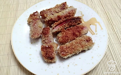 Сосиски обжарьте во фритюре 5 минут. Готовые сосиски выложите на тарелку.