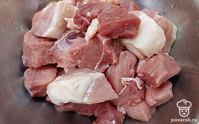 Нарежьте мясо на кусочки, чтобы они поместились в мясорубку.