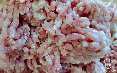 Пропустите мясо через мясорубку.