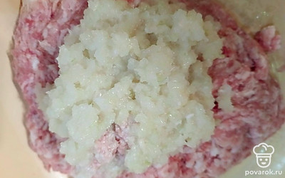 Репчатый лук тоже пропустите через мясорубку.