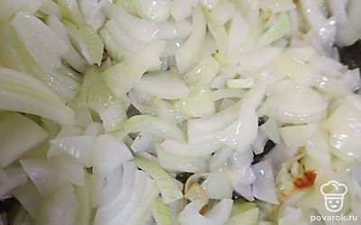 В отдельной сковороде обжарьте репчатый лук на смальце.