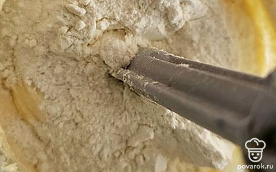 В чашу блендера выложите маргарин, муку, яйцо, соль, молоко. Все перемешайте. 