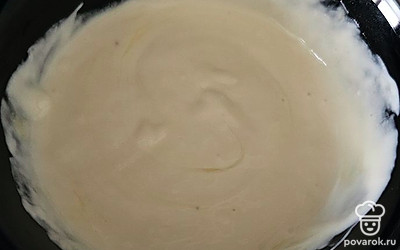 Сделайте заливку: соедините яйцо и сметану.