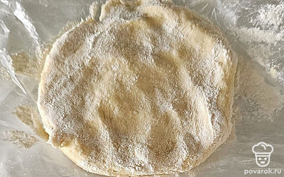 Достаньте тесто и раскатайте круг.