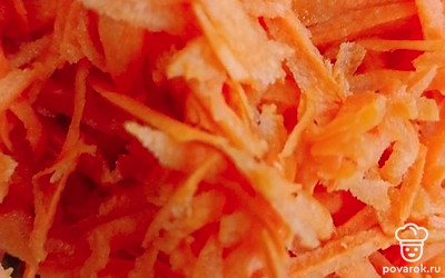 Затем натрите морковь на терке. 