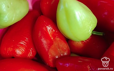 Перец очистите от сердцевины.