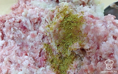 Всыпьте приправу для мяса и хорошо перемешайте. 