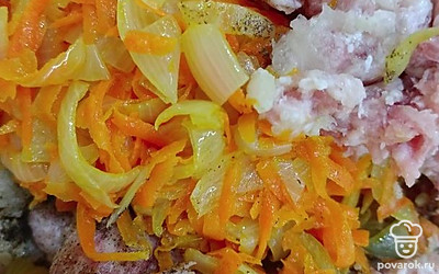 Добавьте в фарш обжаренные овощи. 