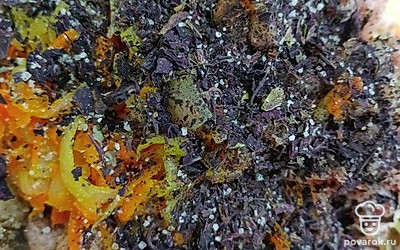 Добавьте сушеный базилик и соль.