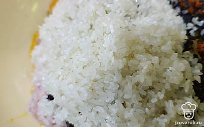 Добавьте промытый круглый рис в фарш.