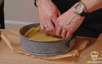 Достаньте тесто из холодильника, раскатайте так, чтобы оно поместилось в форму для запекания. Аккуратно выложите тесто внутрь формы, распределите по бортикам. Сделайте несколько проколов вилкой. 