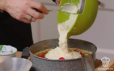 В отдельной миске взбейте яйца и сметану блендером или венчиком. Добавьте молоко, соль, молотый черный перец и тертый сыр. Залейте смесью начинку пирога.