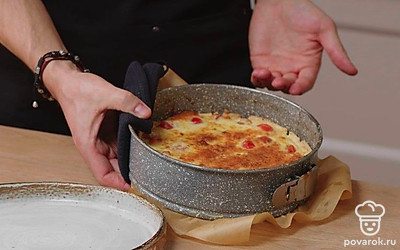 Выпекайте киш в разогретой духовке 15 минут. Затем уменьшите нагрев до 160° C и запекайте до равномерного уплотнения в центре еще 20-30 минут.