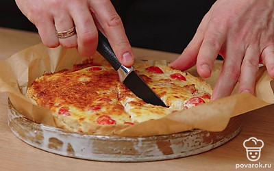 Остудите киш лорен, достаньте из формы и разрежьте на порционные кусочки.