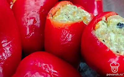 Начините перцы фаршем.