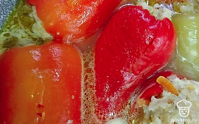 Переложите перцы в большую сковороду. Налейте воду, тушите перцы 35 минут после закипания воды.