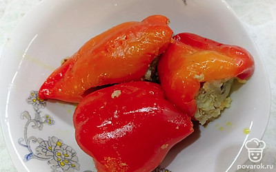 Готовый болгарский перец переложите на тарелку. Можно добавить сметану.