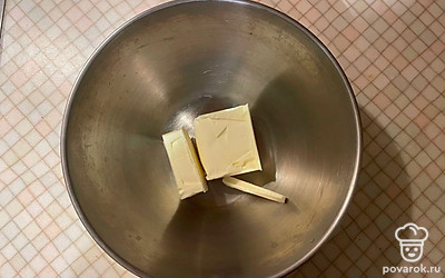 Растопите в миске масло.