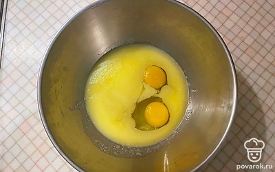Вбейте куриные яйца и перемешайте все венчиком.
