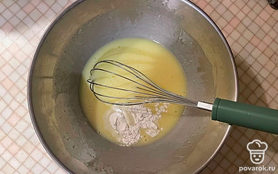 Всыпьте разрыхлитель, помешайте.