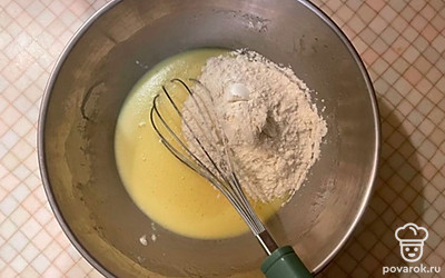 Введите аккуратно просеянную муку.