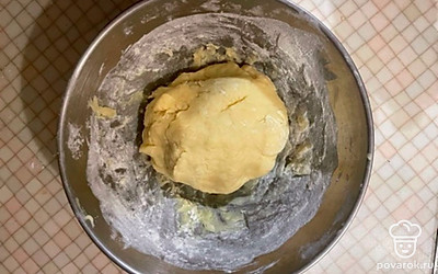 Сначала мешайте венчиком, потом руками.