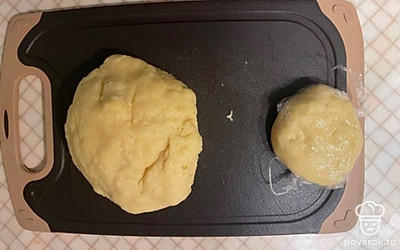 Разделите тесто на 2 части: одна побольше, а вторая поменьше. Именно ее уберите в холодильник на 15 минут.