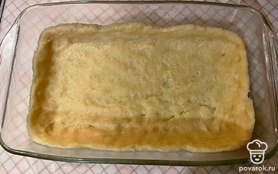 Большую часть теста выложите в форму для запекания.