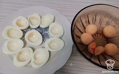 Яйца почистите, разрежьте пополам и достаньте желток. 