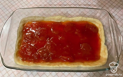 До бортиков теста распределите джем.