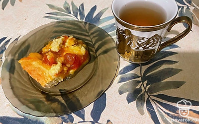 Разделите готовый пирог на порции и подавайте с чаем или кофе.