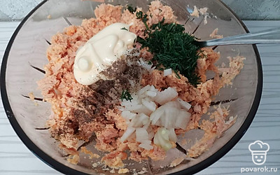 Добавьте мелко нарезанный лук и укроп. Поперчите по вкусу и заправьте майонезом. Хорошо перемешайте. 