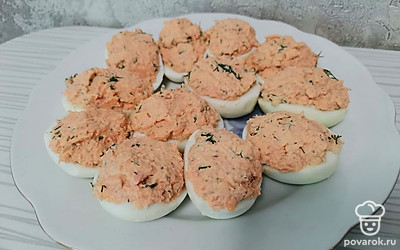 Нафаршируйте половинки яиц полученной начинкой.