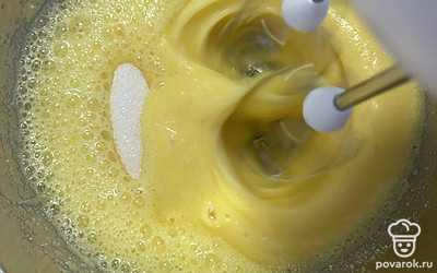 В миску разбейте яйца, добавьте щепотку соли. Начинайте взбивать миксером. Когда масса увеличится, добавьте сахар. Взбивайте еще 2-3 минуты.