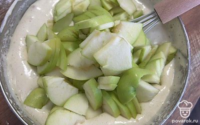 У двух яблок удалите сердцевину, разрежьте и добавьте в тесто. Тщательно перемешайте.