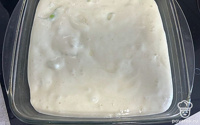 Влейте получившееся тесто в форму для запекания.