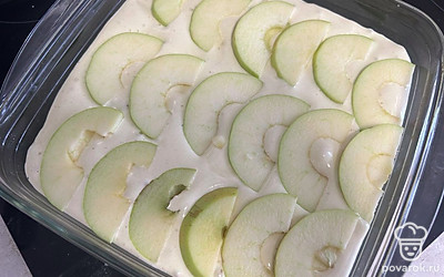 Сверху выложите нарезанное яблоко и отправьте в духовку на 50 минут при 170 градусах.