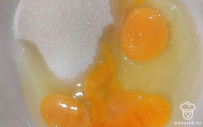 В миску вбейте яйца, добавьте сахар, соль, ванилин. Пробейте блендером .