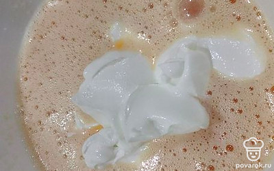 Добавьте сметану, растительное масло, перемешайте. 