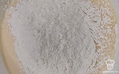 Всыпьте разрыхлитель, муку, перемешайте. 