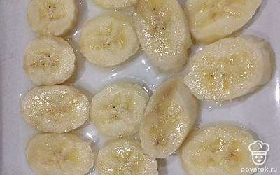 В форму для выпечки выложите нарезанные кружочками бананы.