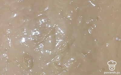 Сверху выложите тесто, отправьте пирог в разогретую духовку на 35 минут при 180 градусах.