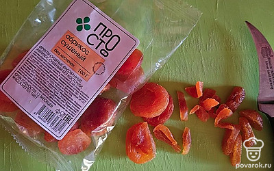 Вымойте курагу и нарежьте мелкими кусочками.