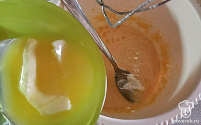 Желтки взбейте миксером 7 минут до светлого цвета, добавьте растопленное масло.