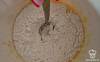 Вмешайте ложкой муку с разрыхлителем и сметану.